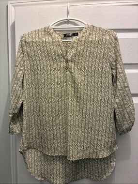 Cupio Olive Chevron Split-Neck Tunic Top